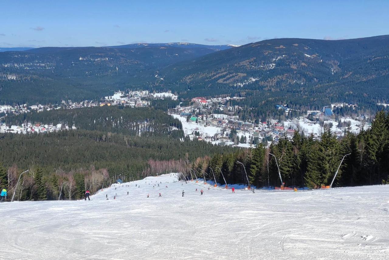 Apartmán Enjoy Harrachov - Atraktivní slunné studio Čertovka v centru Harrachova s herní konzolí, Netflix, jedinečným výhledem na Čertovu horu a areál skokanských můstků se sjezdovkou Exteriér fotografie