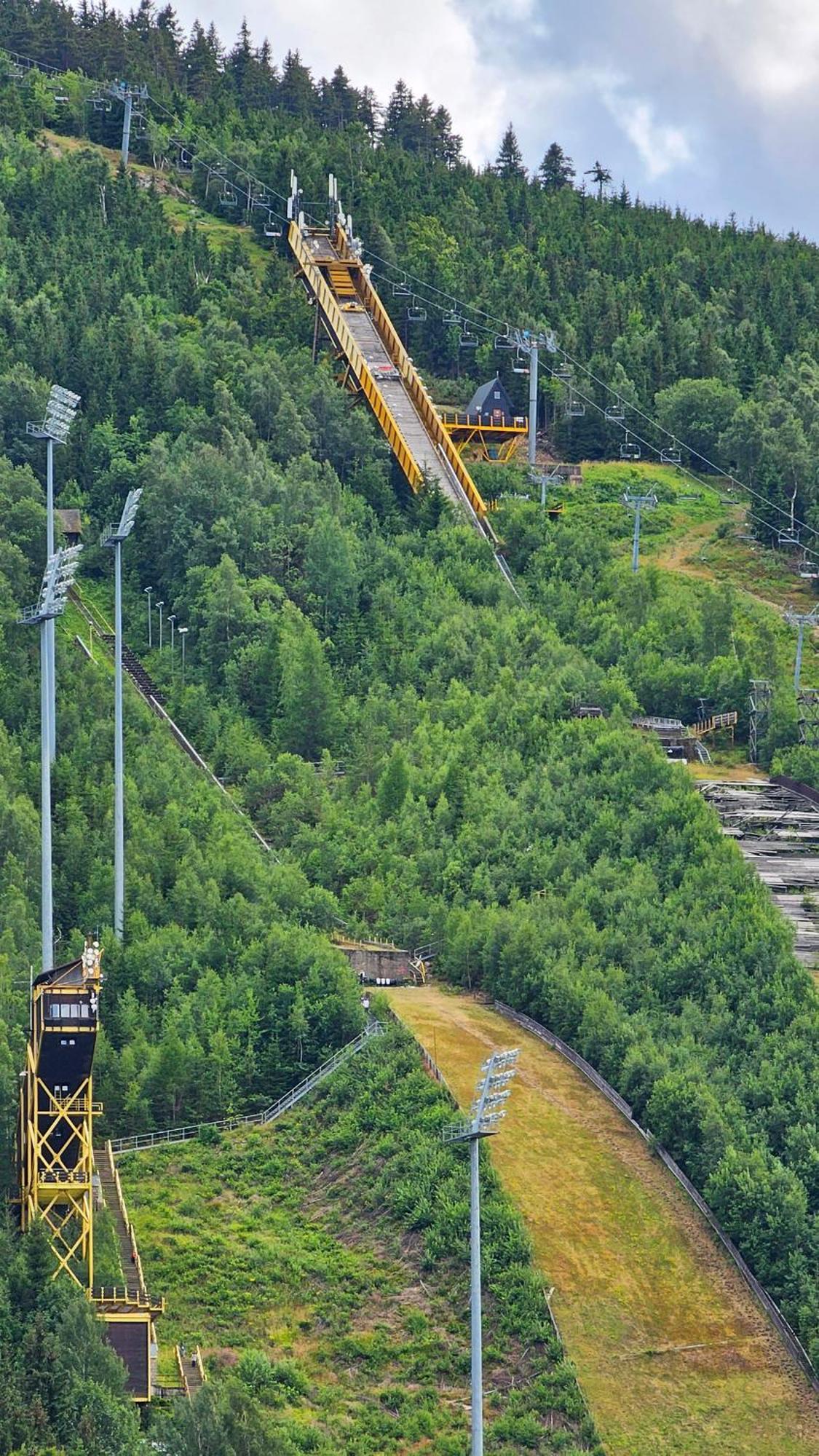 Apartmán Enjoy Harrachov - Atraktivní slunné studio Čertovka v centru Harrachova s herní konzolí, Netflix, jedinečným výhledem na Čertovu horu a areál skokanských můstků se sjezdovkou Exteriér fotografie