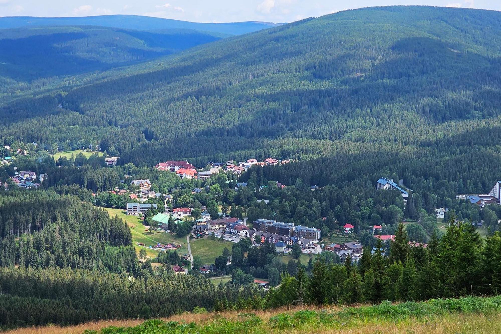 Apartmán Enjoy Harrachov - Atraktivní slunné studio Čertovka v centru Harrachova s herní konzolí, Netflix, jedinečným výhledem na Čertovu horu a areál skokanských můstků se sjezdovkou Exteriér fotografie